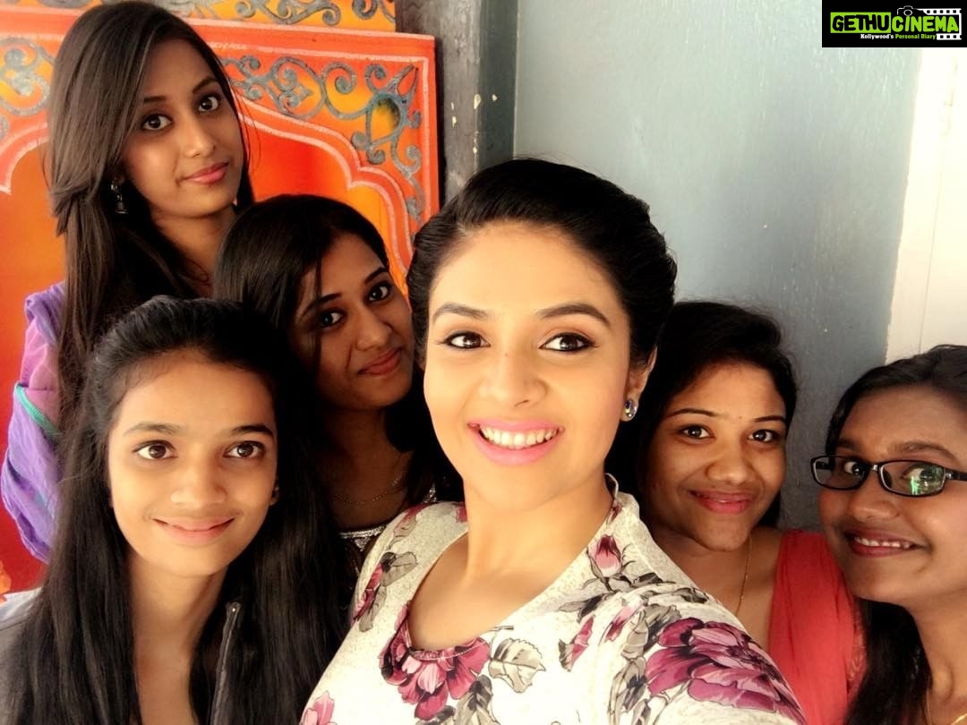 Sreemukhi Instagram - Shooting with these cuties of Sreemukhi Garage! #Pataas #SreemukhiGarage #cuties πβΊοΈπ