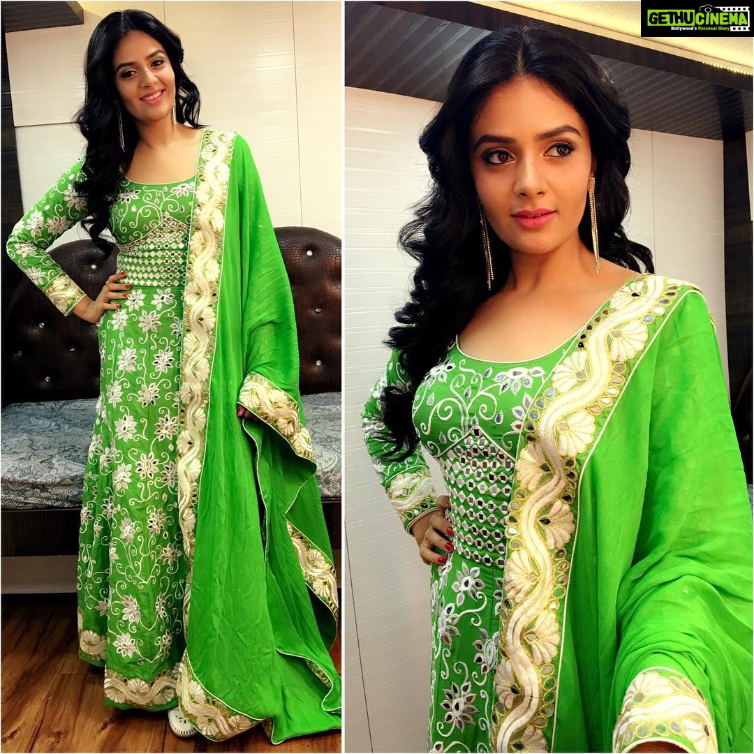Sreemukhi Instagram - The recent outfits that I wore for SSC designed by Niharika! I totally loved wearing this! πβΊοΈπ#designeroutfitdiaries #SSC #parrotgreens #lovedit