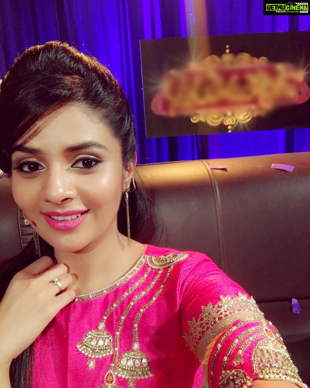 Sreemukhi Instagram - A brand new show! Finished the shoot and landed in Vijayawada for an event! Keep guessing! It's a movie's name that's blurred behind! πβΊοΈπ#brandnewshow #excited #superhappy #anyguesses #keepguessing #moviename #blurred