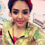 Sreemukhi Instagram – Meanwhile shooting for Kev Kabaddi Grand Finale! #shoottime #Kevkabaddi #jacketlove #pinks #yellows 😍☺️😄