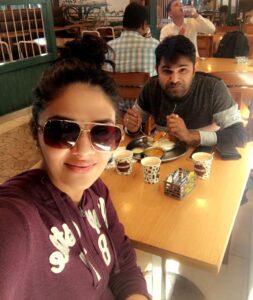 Sreemukhi Instagram - With one of the best companies ever! Heading to Hyderabad from Bengaluru! #Hyd #Bengalurutimes #Chantabbai 😍☺️😁