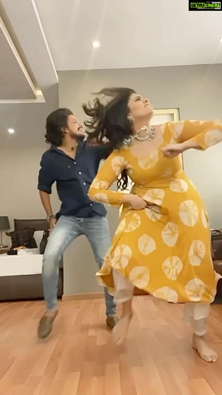 Sreemukhi Instagram - This mass masala number with my darling @pandu_official ❤️🥰 #sreemukhi #pandu #chitapata #mass #reels #reelcheyyufeelavvu