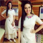 Sreemukhi Instagram - Feels so good to be seen in multiple channels on a festival day! In this beautiful white outfit customised by Kirthana in Super serial Championship on Zee Telugu now! Loving it! Happy happy Diwali 😍 #SSC #designeroutfitdiaries #ZeeTelugu #HappyDiwali