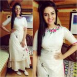 Sreemukhi Instagram – Feels so good to be seen in multiple channels on a festival day! In this beautiful white outfit customised by Kirthana in Super serial Championship on Zee Telugu now! Loving it! Happy happy Diwali 😍 #SSC #designeroutfitdiaries #ZeeTelugu #HappyDiwali