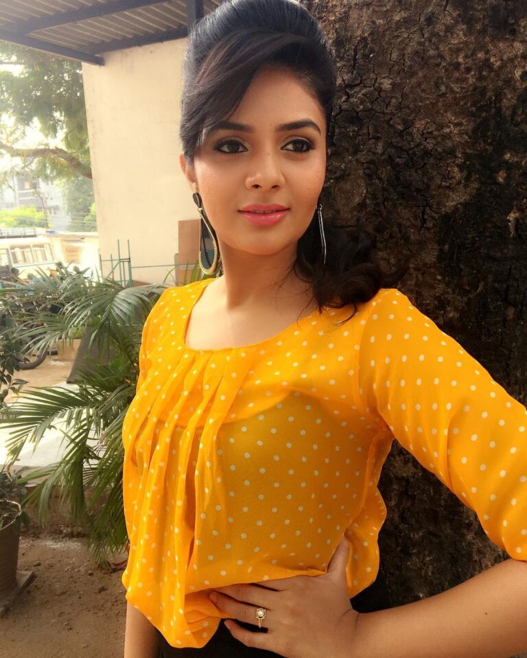 Sreemukhi Instagram - Daily make ups daily hair styles and daily shoots! Never bored or tired! Living life to the fullest! #shoot #octdiaries #nonstopshootmarathon #lovinglife #livinglifetothefullest #blessed #happy 😍☺️😄