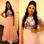 Sreemukhi Instagram – In this beautiful outfit by Sony Reddy in Zee Telugu today’s Super serial Championship! #SSC #ZeeTelugu #designeroutfitdiaries #babypinks #gowns ☺️😁