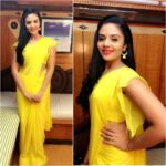 Sreemukhi Instagram - Isn't that a popping yellow?! Did I tell you guys that I love wearing sarees?! This is for Super Serial Championship tonight on Zee Telugu by Reda's! #SSC #ZeeTelugu #designeroutfitdiaries #yellows #sarees 😍☺️😁
