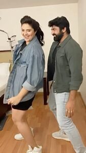 Sreemukhi Instagram - Okay we gave it a quick try! 😍☺️
Not the best coordination though but enjoyed doing it @sekharmaster 😍
#reels #sekharmaster #sreemukhi #vaadavaadapaiya #tamilswag #reelpannungafeelpannunga #reelcheyyufeelavvu #reelitfeelit