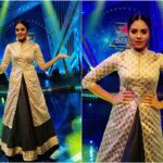 Sreemukhi Instagram - Super serial Championship on Zee Telugu today at 9:15 pm in @rekhaboggarapu label! #SSC #ZeeTelugu #designeroutfitdiaries #royaldressing 😍☺️😁