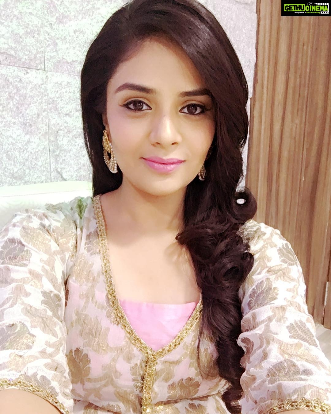 Sreemukhi Instagram - Vijayawada again for Evoke salon opening! Dressed up by Rekha's Coutures Kirthana! Make up and hair by Munna and Ramana! # Vijayawada #openings #dolledup βΊοΈπ - Gethu Cinema Sreemukhi Instagram - Vijayawada again for Evoke salon opening! Dressed up by Rekha's Coutures Kirthana! Make up and hair by Munna and Ramana! # Vijayawada #openings #dolledup βΊοΈπ - Gethu Cinema