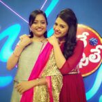 Sreemukhi Instagram – Look who visits the sets of Bhale chance le today!! Thank you so much akka! October 3rd both of us on the same stage on your TV screens, Maa TV! Shoot Day 2! 😍☺️😁#Bhalechancele #Sumakka #shoot #Oct3 #MaaTV #superfun
