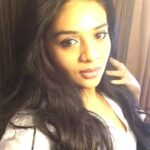 Sreemukhi Instagram - Mean while when the shoot's happening, tried dubsmashing after quite a long time! Dubsmash mash up! All my fav dialogues and songs! #Dubsmash #mashup #fun 😍☺️😁