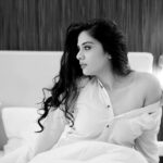 Sreemukhi Instagram - Always wanted to try a complete black and white with such concept! Unusual yet a hatke attempt! PC- Chintu! #blackandwhite #hatke #newme☺️😍😁