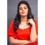 Sreemukhi Instagram - Happy Sunday you guys! 😍❤️ PC @chinthuu_klicks Make up @nookesh.malla Hair @gopi_bridal_makeovers #sreemukhi #orangelove #happysunday