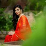 Sreemukhi Instagram - One in brights reds! The bindi, the earrings and flowing hair! Poised to perfection! Loving these pics from photoshoot! #Recenttimes #photoshoot #brightreds #bindi #desigirl #poised ☺️😁😍