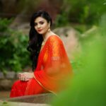 Sreemukhi Instagram – One in brights reds! The bindi, the earrings and flowing hair! Poised to perfection! Loving these pics from photoshoot! #Recenttimes #photoshoot #brightreds #bindi #desigirl #poised ☺️😁😍