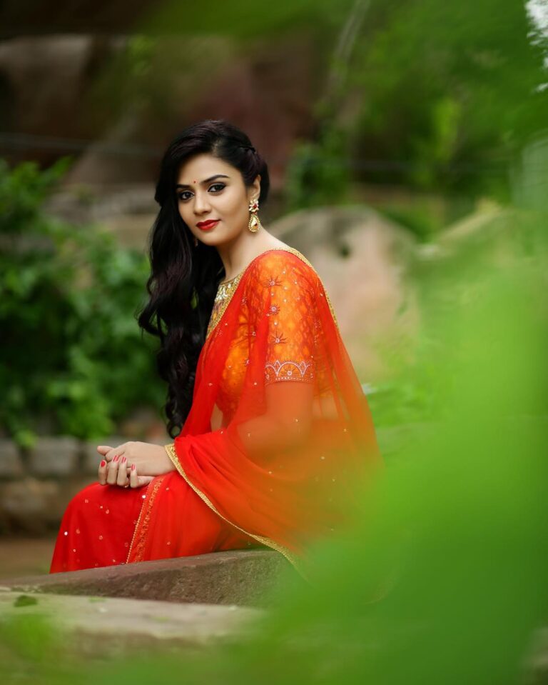 Sreemukhi Instagram - One in brights reds! The bindi, the earrings and flowing hair! Poised to perfection! Loving these pics from photoshoot! #Recenttimes #photoshoot #brightreds #bindi #desigirl #poised ☺️😁😍