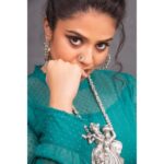 Sreemukhi Instagram – High buns! High heels! ☺️

Styling @kirthana_sunil 
PC @chinthuu_klicks 
Jewellery @aadyaah 
Make up @nookesh.malla 
Hair @gopi_bridal_makeovers 

#sreemukhi #highbuns #highheels #nosepins