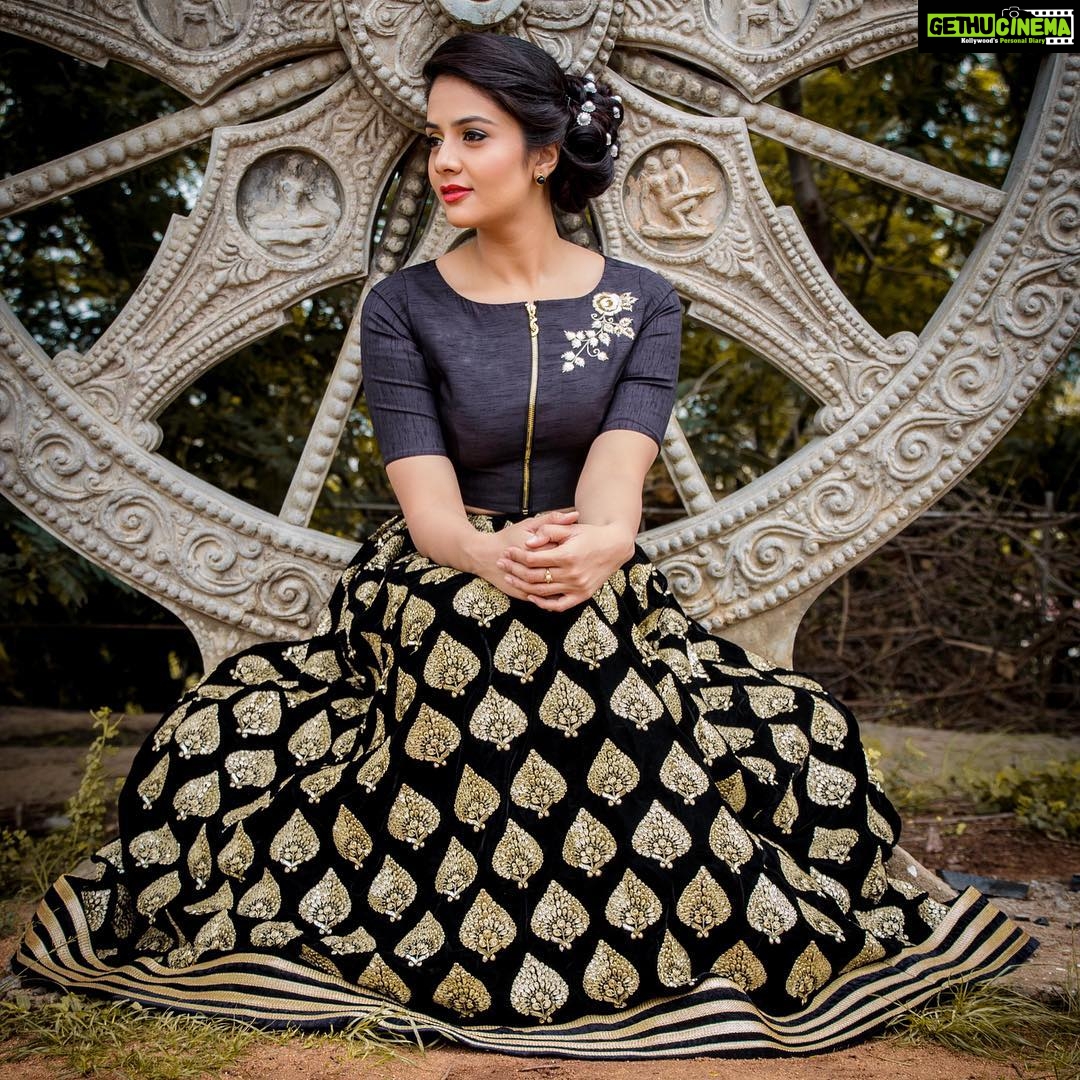 Sreemukhi Instagram - Happy morning all! Happy Sunday! On my way to photoshoot today thought will share my favourite picture from Pataas 200 Photoshoot! @rekhaboggarapu can't thank you enough for the extra special care you took to make it a special one for me! #Pataas #200 #designeroutfit #Happysunday #designeroutfitdiaries πβΊοΈπ