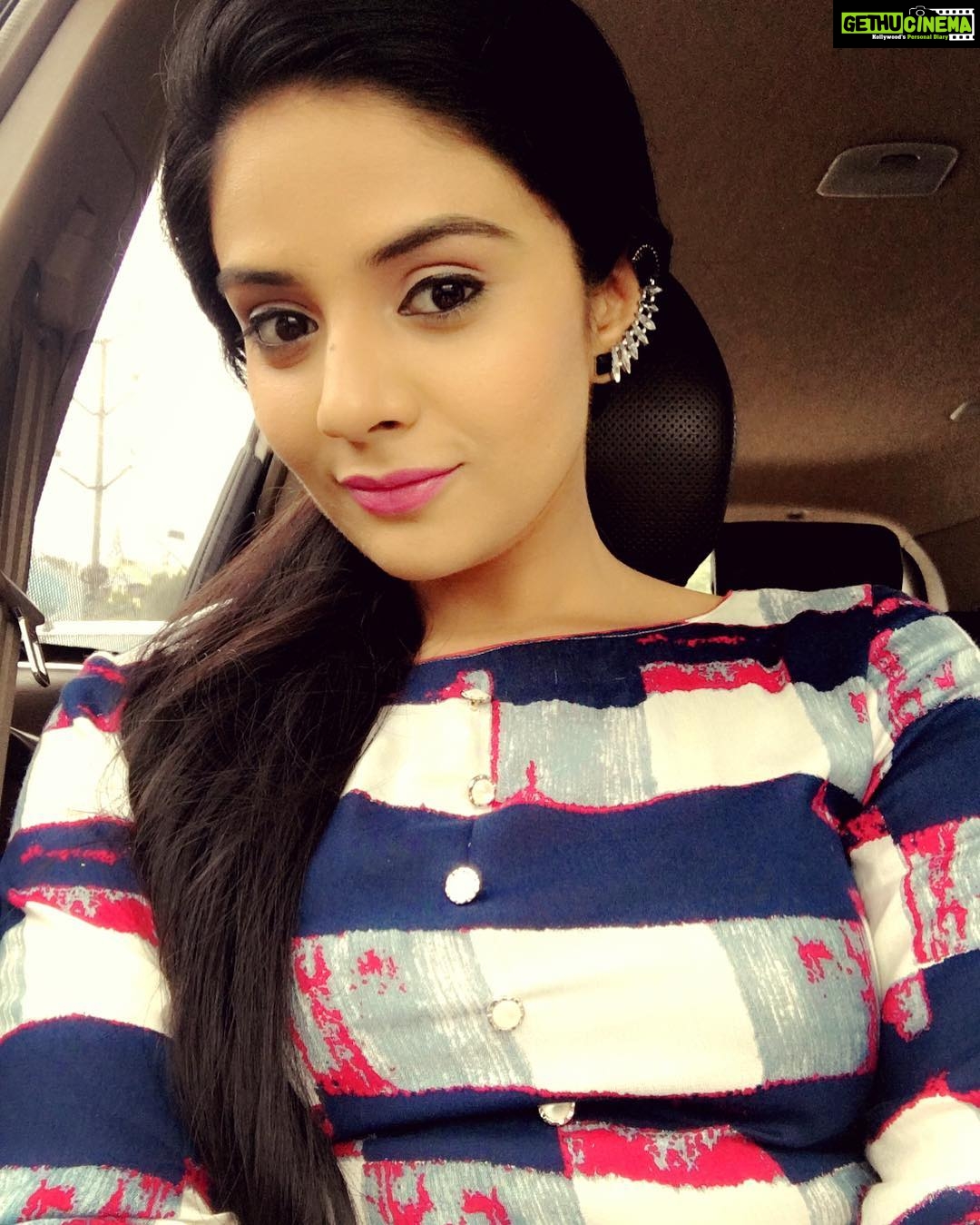 Sreemukhi Instagram - Was so obsessed with this ear cuff that you @rekhaboggarapu paired it up with this simple yet cute kurti! I made sure to flaunt it the most! Girls and jewellery gosh!!! πππβΊοΈπ #earcuff #lovedit #selfiepicofyesterday #obsession #jewellery #flauntaccessories #happyweekend