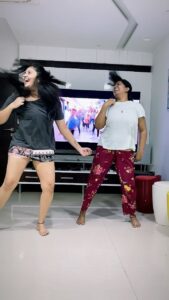 Sreemukhi Instagram - Okayyyyy!!! ☺️😍😂 Chinna @rollrida This raw version is totally dedicated to you! @kirthana_sunil For the number of takes you took! Hats off! 😛😂
#rollrida #sreemukhi #kirthanasunil #chinna #mightdeletelater
