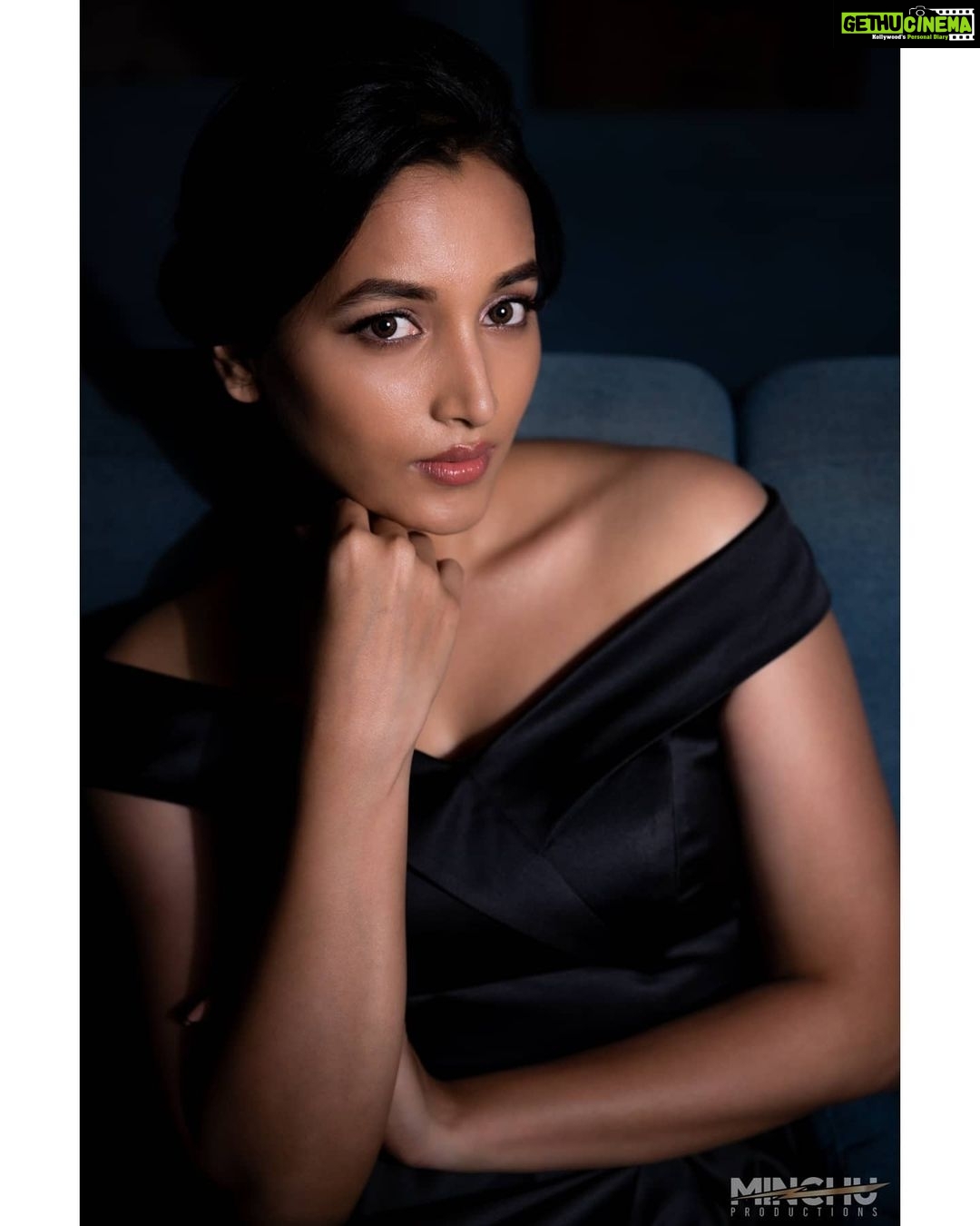 Srinidhi Ramesh Shetty Instagram - 👀 🖤 . . . . . . . 👗 @pixie_yard_couture_studio 💄@shreeyapawar_makeup_studio 📸 @sujaynaidu