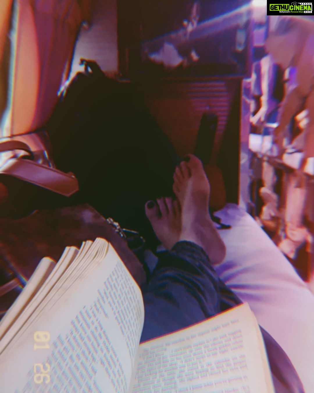 Sriti Jha Instagram - Sab chale rahe hain Koi nahi theherta Koi theher gaya to Chalta hai rasta