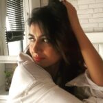 Sriti Jha Instagram – Is sham-e-Faroza ko aandhi se darate ho…