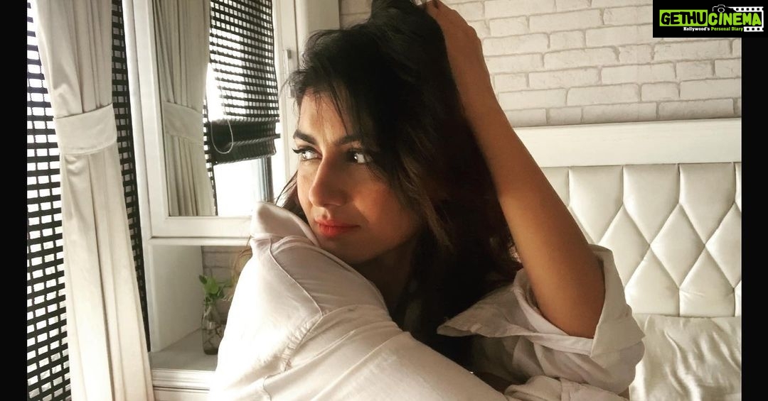 Sriti Jha Instagram - Is sham-e-Faroza ko aandhi se darate ho...
