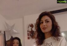 Sriti Jha Instagram - Birthday reel with the queen herself @4umehra #rituals #pahdlehashtag #padhakinahi #chupkar