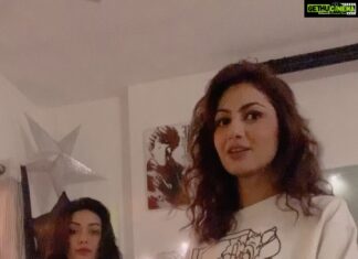 Sriti Jha Instagram - Birthday reel with the queen herself @4umehra #rituals #pahdlehashtag #padhakinahi #chupkar