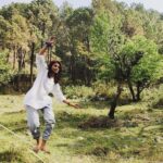 Sriti Jha Instagram – An accidental tribhang with kaaleen
#gunehar #sangemeel #slacklining
📷 @saumyakul