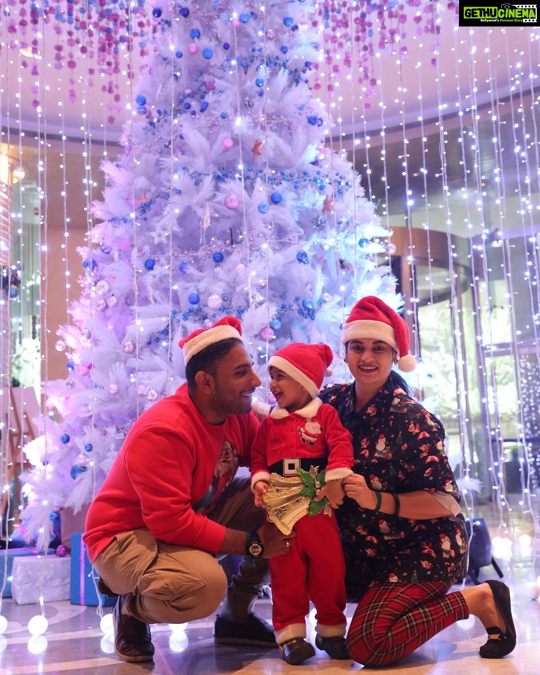 Suja Varunee Instagram - โ๏ธโ๏ธ๐ Itโs beginning to look a lot like Christmas ๐โ๏ธโ๏ธ ๐ Family Christmas with my Santa @shivakumarr20 and little Santa๐
๐คถ #christmastree #christmas #familychristmas #bestseason Hilton Chennai