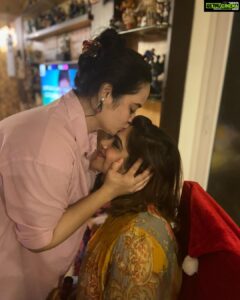 Suja Varunee Instagram - 🌟Many people walk in our lives and only some stay till the end …. Because the people who left have no idea what is the true meaning of “Best Friends “ … They will use that special word for all random default people…🌟 These pictures is what “Best friends” mean.. We don’t backstab .. We stand for each other, look out for each other.. This gang will always be together 🌟🙏❤️ This I have learnt as a strong lesson of 2021 ❤️🌟 #friendship #friendshipgoals #friendsforever #friendslikefamily
