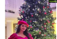 Surabhi Instagram - Merry Christmas everyone🎄❤️🤗 Wishing you all Joy, Happiness Love & Light 🌟 #christmas #christmascheer