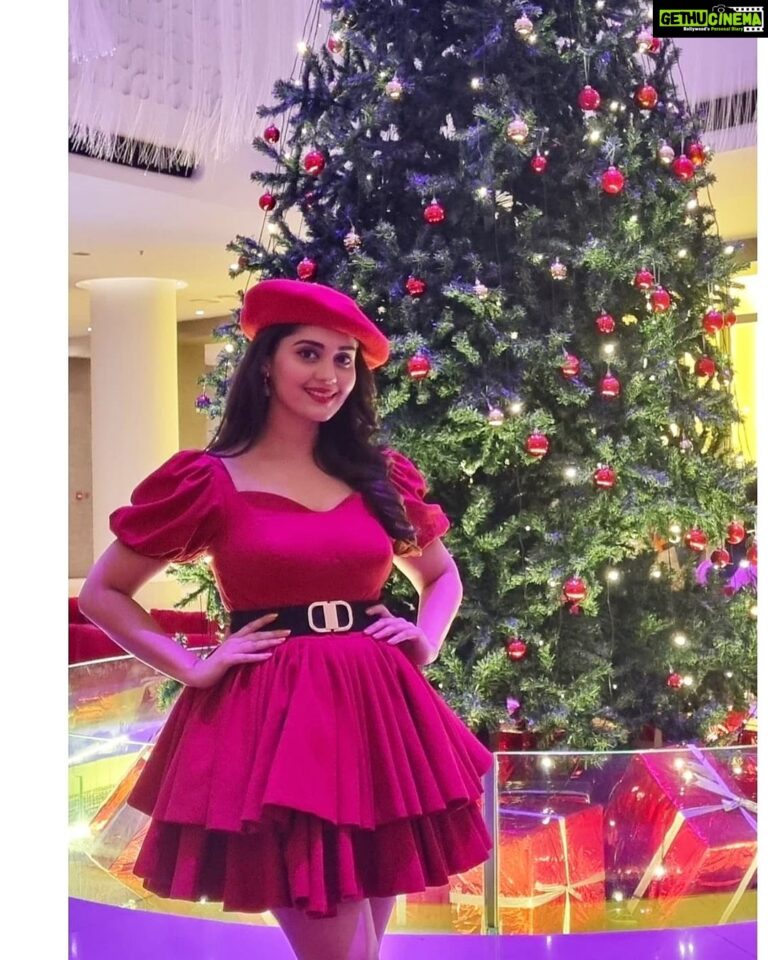 Surabhi Instagram - Merry Christmas everyone🎄❤️🤗 Wishing you all Joy, Happiness Love & Light 🌟 #christmas #christmascheer