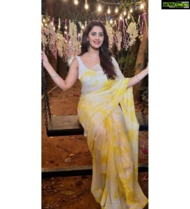 Surabhi Instagram - Wishing you all a very Happy & Blissful Diwali!!!🪔 #happydiwali