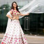 Surabhi Instagram - For #zeetelugukutumbamawards2021 🌸🌸🌸 Styled by @officialanahita Outfit: @keerthikadireofficial Jewellery: @fashionjewellery_21 Captured 📸: @v_capturesphotography