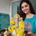 Surabhi Instagram - Ganpati Bappa Morya !!!! 🙏🏻🌸🏵 Feeling so emotional saying goodbye to Ganu Bappa...Pudchya varshi lavkar ya !!! #ganpatibappamorya 🙏🏻