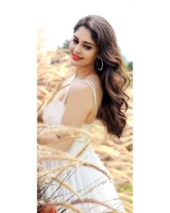 Surabhi Instagram - 🌸🌸🌸
📸 @charny_mashi