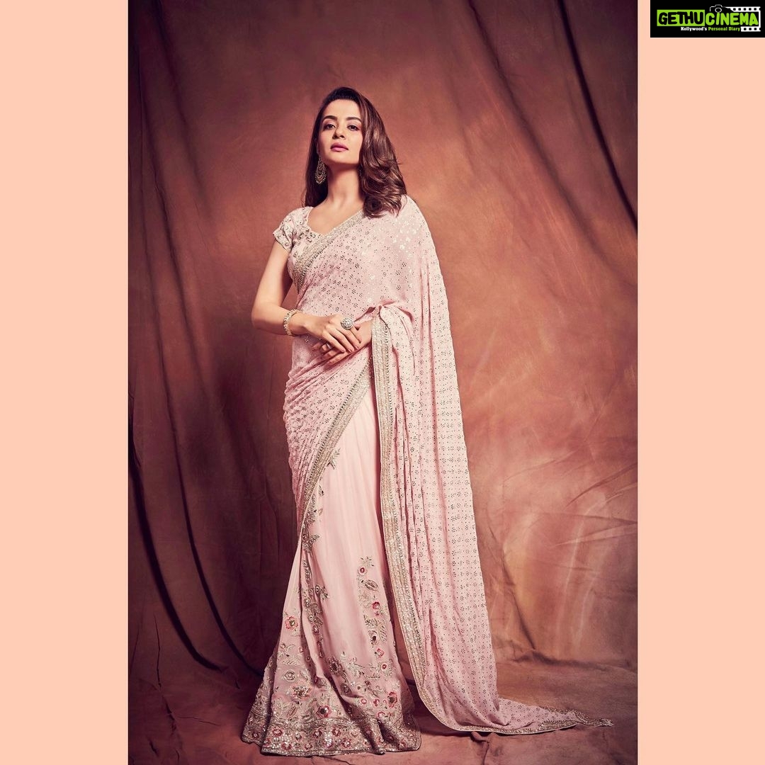 Surveen Chawla Instagram - Diwali π₯πΈπ Outfit by @Dollyjstudio Jewellery by @Anmoljewellers @Gehnajewellers1 Styled by @wardrobist @nidasshah HMU: @harryrajput64 πΈ @ravindupatilphotography