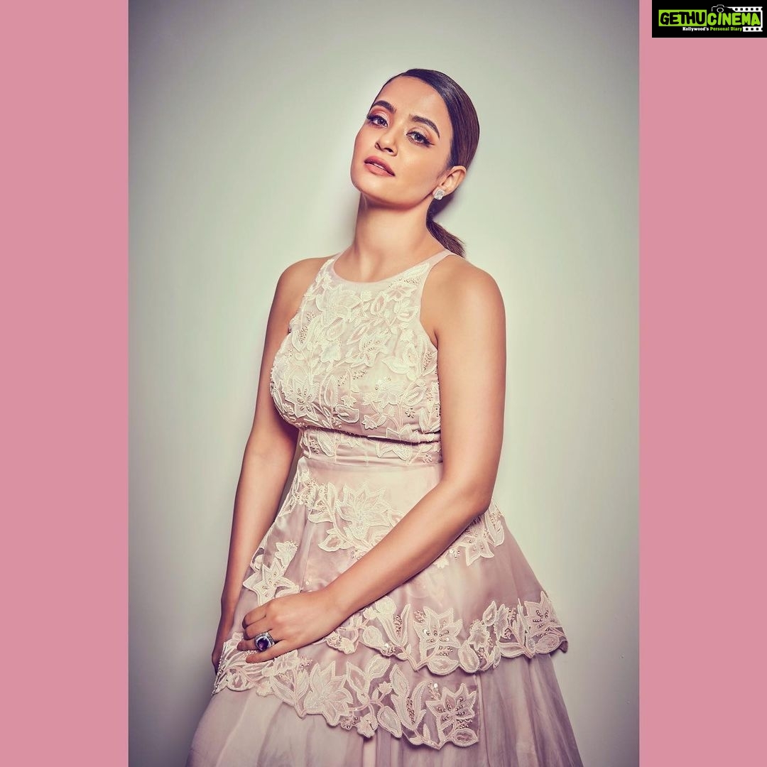 Surveen Chawla Instagram - About last night for Diwali π Outfit by @Mishruofficial Jewellery by @diosajewels @kaj.finejewellery Styled by @wardrobist @Nidasshah Make up : @harryrajput64 Hair : @tinamukharjee πΈ @ravindupatilphotography