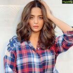 Surveen Chawla Instagram – Hellloooo….