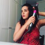 Surveen Chawla Instagram - Getting to those gorgeous beach waves with the help of my #DysonAirwrap by #DysonIndia #CoandaILoveYou 🔥💖💥💃🏼#TotallyWorthTheWait 💝#HairPhysicsDoneRight #HairGoals #Hair #DysonMagic