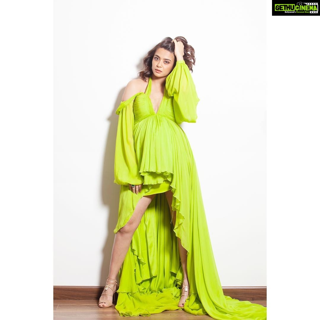 Surveen Chawla Instagram - Wings at rest 🦋🍀 for #filmfareglamourandstyleawards WEARING : Custom @officialswapnilshinde JEWELLERY : @jet_gems FOOTWEAR : @michaelkors STYLING : @leepakshiellawadi MAKE UP : @harryrajput64 HAIR : @shefali_hairstylist.81 📸 @kaustubh_19