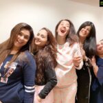 Surveen Chawla Instagram - Hahahahahahahahahahahahahahahahahahahahahahaha 🤣🤣🤣🤣🤣🤣🤣 and all hearts 💕 🤣🤣🤣🤣🤣🤣🤣 #candid 📸 @sharadkelkar @gazala24 @iamnehap @meghnachitalia @keertikelkar @vishasuchde @bunnysanghavi @umitaishika Pic Courtesy : #candid by @faisal_miya__photuwale