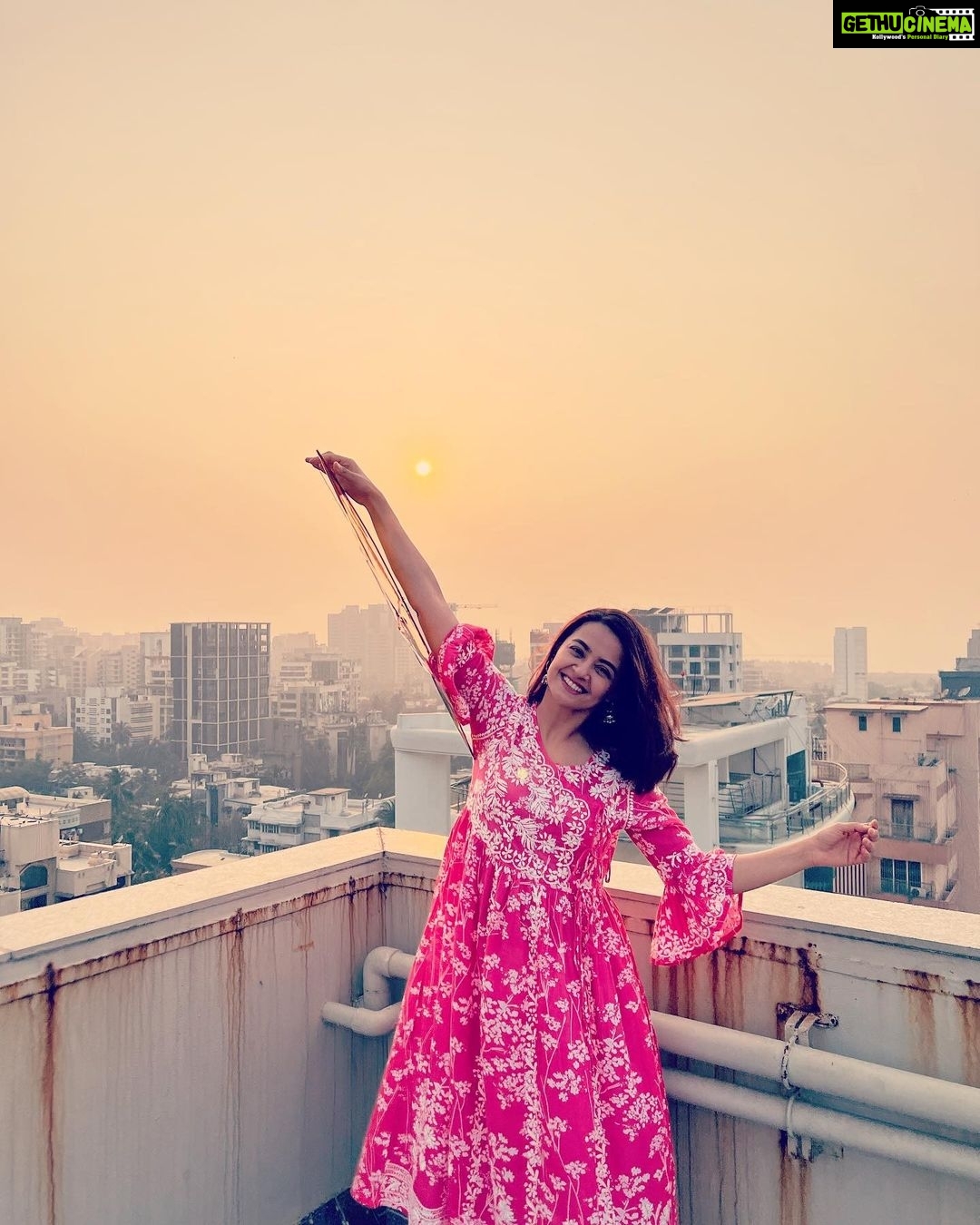 Surveen Chawla Instagram - Happy Makarsankranti 🪁 To love,light, joy and shining bright🌞 P.S. -Don’t Miss the last one!😂