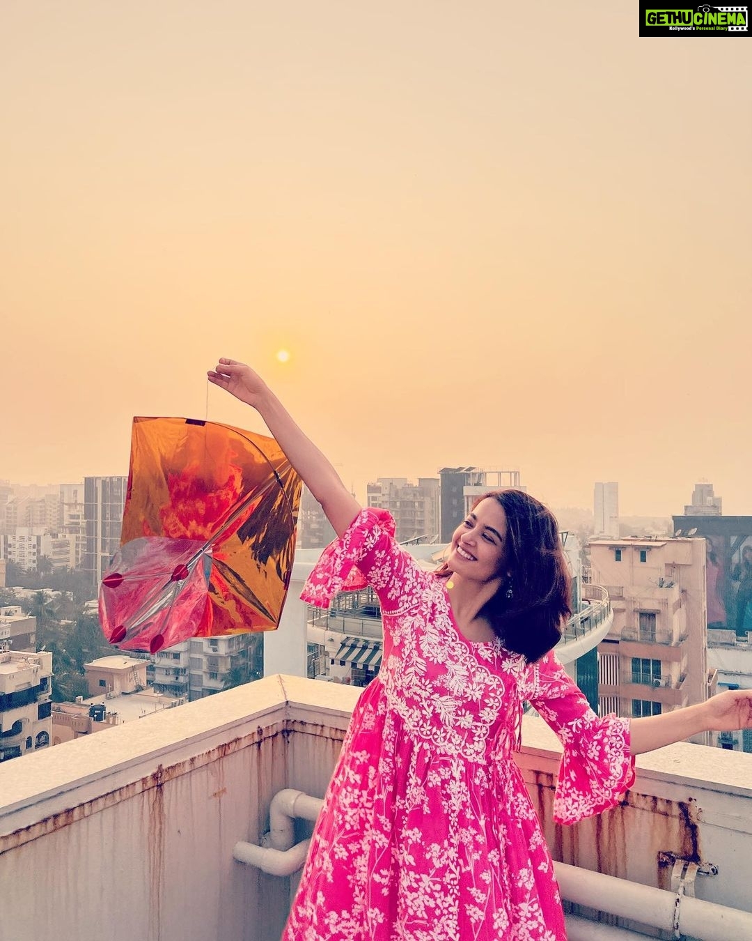 Surveen Chawla Instagram - Happy Makarsankranti 🪁 To love,light, joy and shining bright🌞 P.S. -Don’t Miss the last one!😂