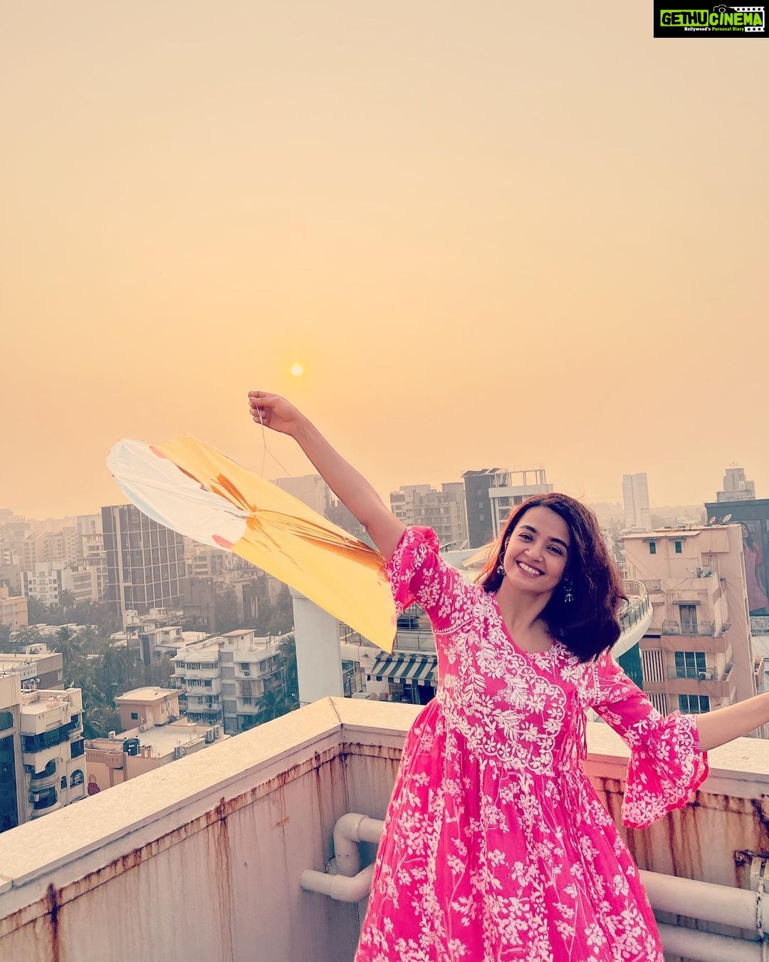 Surveen Chawla Instagram - Happy Makarsankranti 🪁 To love,light, joy and shining bright🌞 P.S. -Don’t Miss the last one!😂