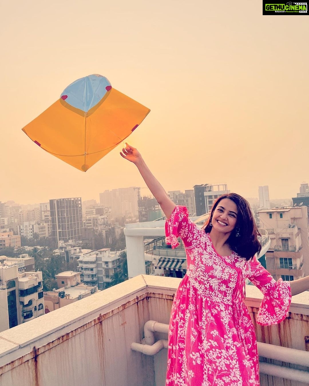 Surveen Chawla Instagram - Happy Makarsankranti 🪁 To love,light, joy and shining bright🌞 P.S. -Don’t Miss the last one!😂